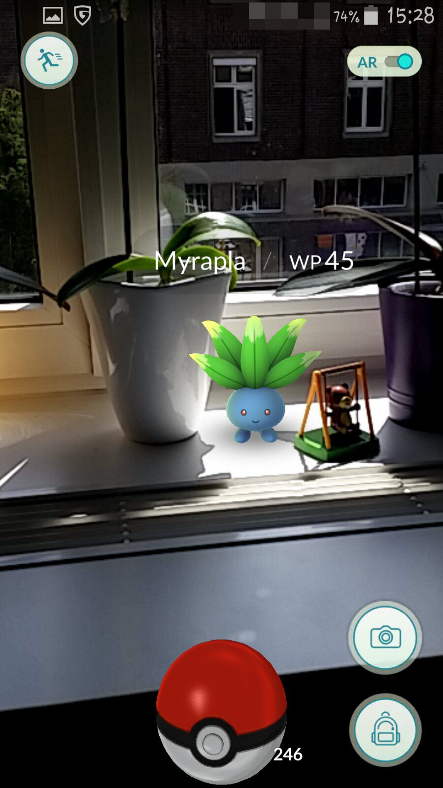 Selbst in den Büros findet man digitale Monster zum Einsammeln Screenshot des Spiels mit Pokémon Figuren in G DATA Büros