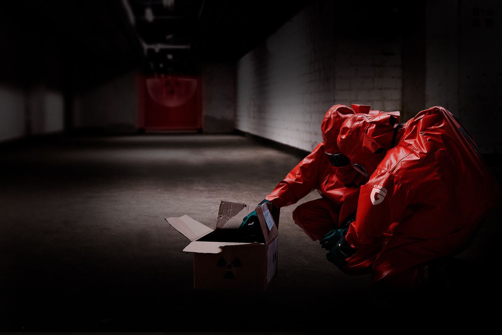 Spezialisten der SecurityLabs verpacken die ersten Viren. Experten verpacken die ersten Viren für die Quarantäne