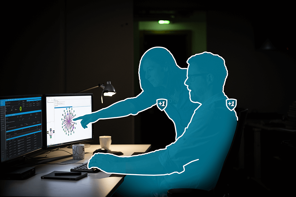 Fachleute eines SOC Service analysieren nachts einen Cyberangriff.