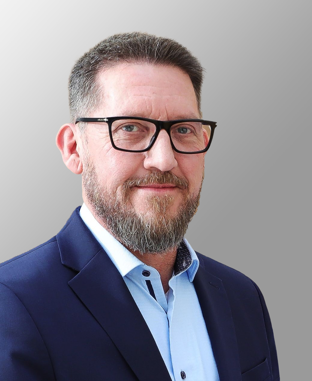 Frank Queißer ist Head of Security Awareness & CTO bei der Cyber Samurai GmbH. Er verantwortet die strategische Ausrichtung und Implementierung von Sicherheitsmaßnahmen, um das Bewusstsein für Cyber-Bedrohungen bei den Kunden von Cyber Samurai zu stärken. 